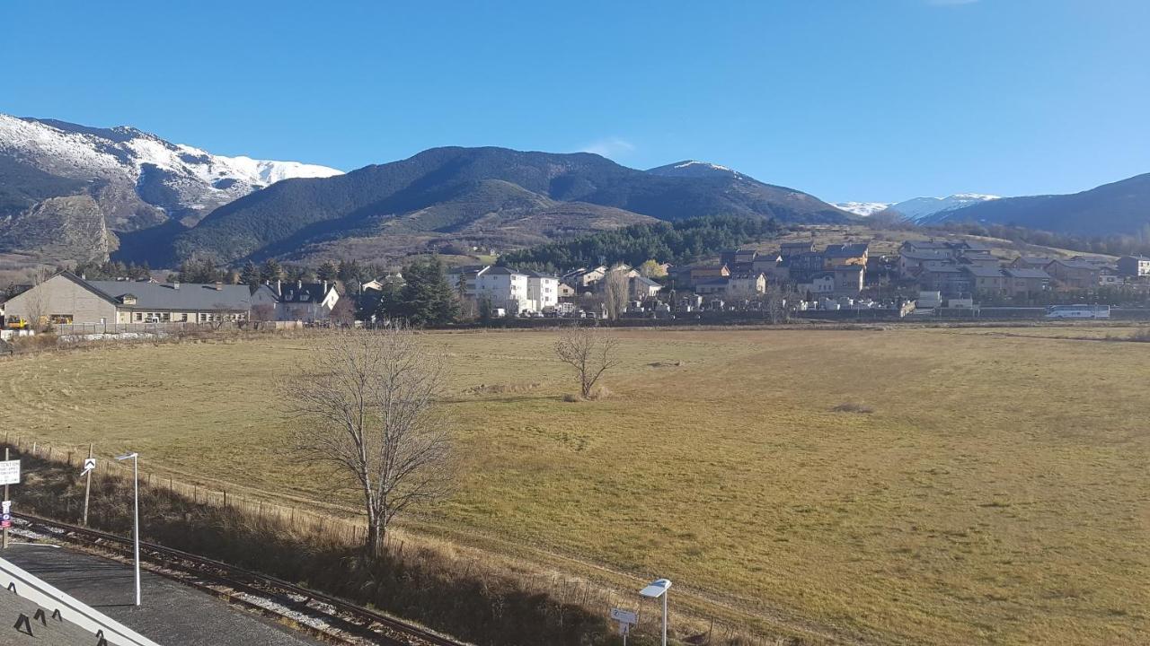 Loft Mansarde Du Train Jaune Avec Vue Sur Les Montagnes Saillagouse Eksteriør billede